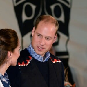 Kate Middleton et le prince William, duchesse et duc de Cambridge, ont pris part à une cérémonie de bienvenue traditionnelle lors de leur rencontre avec la nation Heiltsuk à la réserve amérindienne de Bella Bella le 26 septembre 2016, au troisième jour de leur visite officielle au Canada.