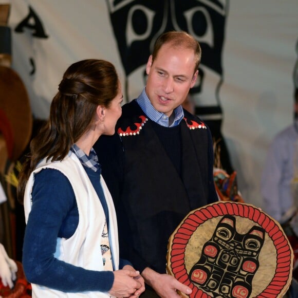 Kate Middleton et le prince William, duchesse et duc de Cambridge, ont pris part à une cérémonie de bienvenue traditionnelle lors de leur rencontre avec la nation Heiltsuk à la réserve amérindienne de Bella Bella le 26 septembre 2016, au troisième jour de leur visite officielle au Canada.