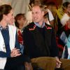 Kate Middleton et le prince William, duchesse et duc de Cambridge, ont pris part à une cérémonie de bienvenue traditionnelle lors de leur rencontre avec la nation Heiltsuk à la réserve amérindienne de Bella Bella le 26 septembre 2016, au troisième jour de leur visite officielle au Canada.