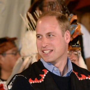 Kate Middleton et le prince William, duchesse et duc de Cambridge, ont pris part à une cérémonie de bienvenue traditionnelle lors de leur rencontre avec la nation Heiltsuk à la réserve amérindienne de Bella Bella le 26 septembre 2016, au troisième jour de leur visite officielle au Canada.