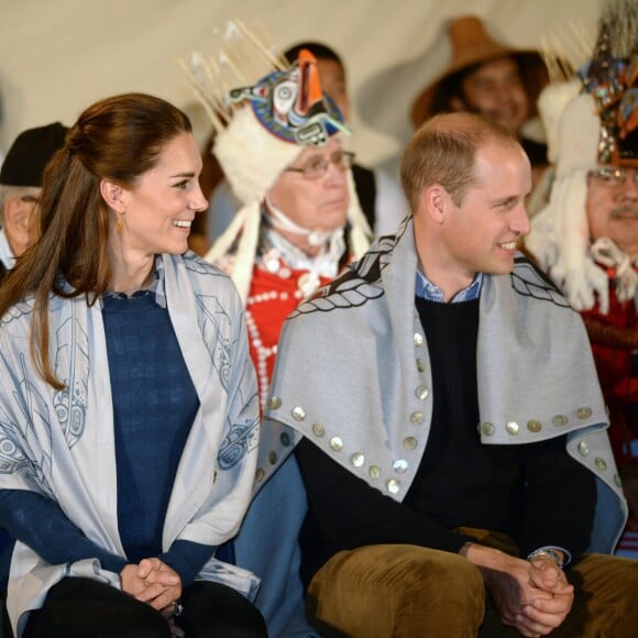 Kate Middleton et le prince William, duchesse et duc de Cambridge, ont pris part à une cérémonie de bienvenue traditionnelle lors de leur rencontre avec la nation Heiltsuk à la réserve amérindienne de Bella Bella le 26 septembre 2016, au troisième jour de leur visite officielle au Canada.