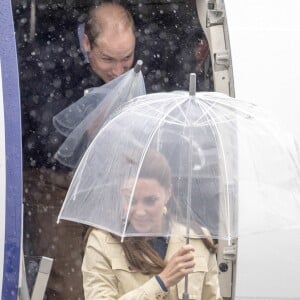 Le prince William et Kate Middleton, duc et duchesse de Cambridge, à leur arrivée à l'aéroport de Bella Bella sous la pluie, lors de leur voyage officiel au Canada, le 26 septembre 2016. Ils ont rencontré des membres de la communauté amérindienne Hailtsuk avant de découvrir la Forêt Grand Ours (Great Bear Rainforest).