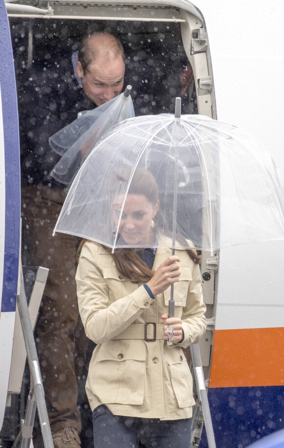 Le prince William et Kate Middleton, duc et duchesse de Cambridge, à leur arrivée à l'aéroport de Bella Bella sous la pluie, lors de leur voyage officiel au Canada, le 26 septembre 2016. Ils ont rencontré des membres de la communauté amérindienne Hailtsuk avant de découvrir la Forêt Grand Ours (Great Bear Rainforest).