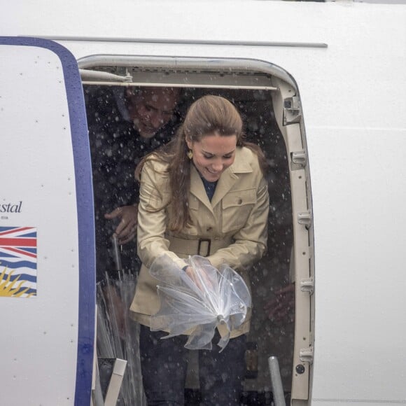 Le prince William et Kate Middleton, duc et duchesse de Cambridge, à leur arrivée à l'aéroport de Bella Bella sous la pluie, lors de leur voyage officiel au Canada, le 26 septembre 2016. Ils ont rencontré des membres de la communauté amérindienne Hailtsuk avant de découvrir la Forêt Grand Ours (Great Bear Rainforest).