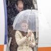 Le prince William et Kate Middleton, duc et duchesse de Cambridge, à leur arrivée à l'aéroport de Bella Bella sous la pluie, lors de leur voyage officiel au Canada, le 26 septembre 2016. Ils ont rencontré des membres de la communauté amérindienne Hailtsuk avant de découvrir la Forêt Grand Ours (Great Bear Rainforest).