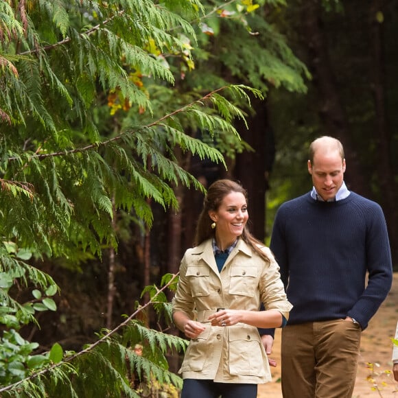 Kate Middleton et le prince William, duchesse et duc de Cambridge, se promènent dans la Forêt Grand Ours (Great Bear Rainforest, la plus grande forêt primaire tempérée) en Colombie-Britannique, le 26 septembre 2016 lors de leur visite officielle au Canada.