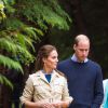 Kate Middleton et le prince William, duchesse et duc de Cambridge, dans la Forêt Grand Ours (Great Bear Rainforest, la plus grande forêt primaire tempérée) en Colombie-Britannique, le 26 septembre 2016 lors de leur visite officielle au Canada.