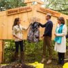 Kate Middleton et le prince William, duchesse et duc de Cambridge, ont dévoilé une plaque en lien avec l'initiative de protection des forêts Queens Commonwealth Canopy dans la Forêt Grand Ours (Great Bear Rainforest, la plus grande forêt primaire tempérée) en Colombie-Britannique, le 26 septembre 2016 lors de leur visite officielle au Canada.