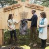Kate Middleton et le prince William, duchesse et duc de Cambridge, ont dévoilé une plaque en lien avec l'initiative de protection des forêts Queens Commonwealth Canopy dans la Forêt Grand Ours (Great Bear Rainforest, la plus grande forêt primaire tempérée) en Colombie-Britannique, le 26 septembre 2016 lors de leur visite officielle au Canada.