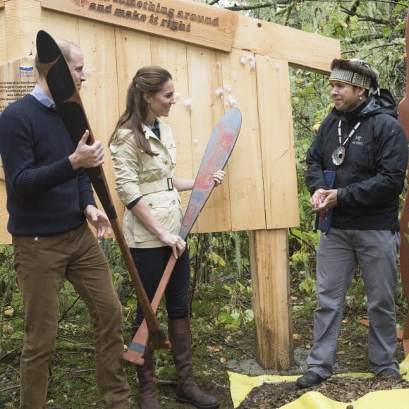 Kate Middleton et le prince William, duchesse et duc de Cambridge, dans la Forêt Grand Ours (Great Bear Rainforest, la plus grande forêt primaire tempérée) en Colombie-Britannique, le 26 septembre 2016 lors de leur visite officielle au Canada.