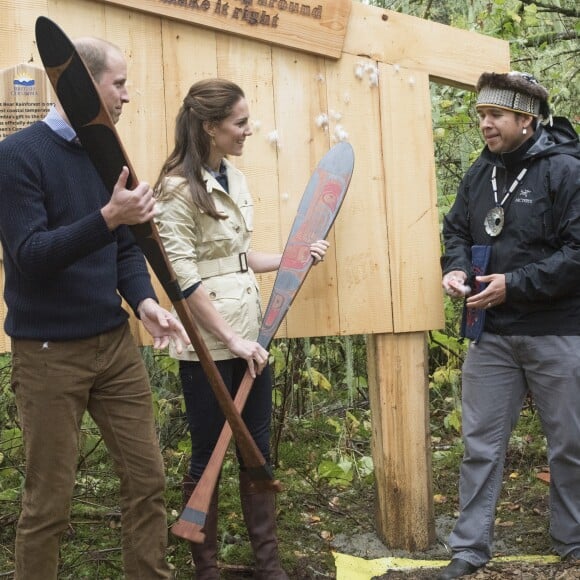 Kate Middleton et le prince William, duchesse et duc de Cambridge, dans la Forêt Grand Ours (Great Bear Rainforest, la plus grande forêt primaire tempérée) en Colombie-Britannique, le 26 septembre 2016 lors de leur visite officielle au Canada.