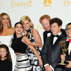 Le casting de Modern Family à la cérémonie des Emmy Awards organisée au Nokia Theatre de Los Angeles, le 25 août 2015.