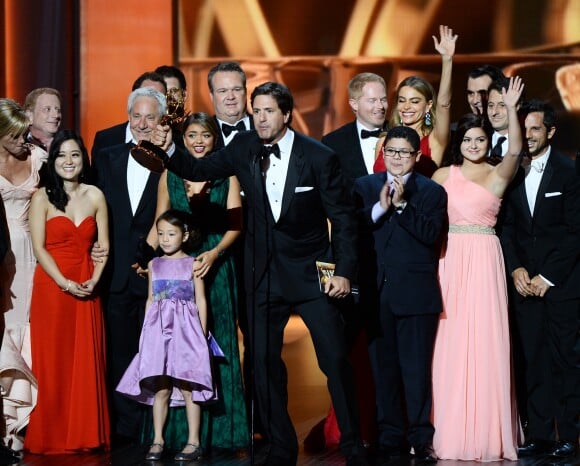 Le casting de Modern Family récompensée à la cérémonie des Emmy Awards organisée à Los Angeles le 22 septembre 2013.