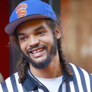 Le basketteur Joakim Noah assiste à l'inauguration d'une nouvelle boutique "Foot Locker" à New York le 30 août 2016.