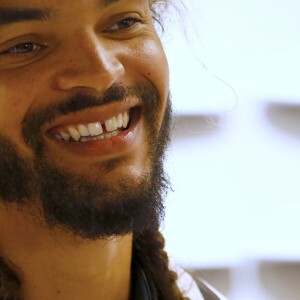 Le basketteur Joakim Noah assiste à l'inauguration d'une nouvelle boutique "Foot Locker" à New York le 30 août 2016.