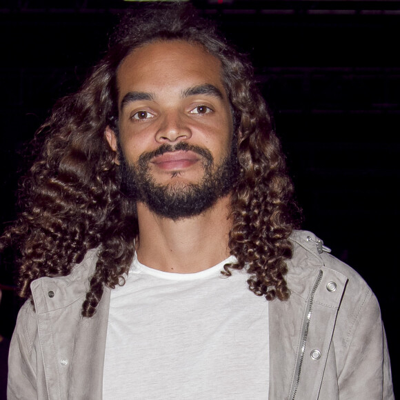 Joakim Noah au défilé de mode DKNY collection Printemps-Eté 2017 à The Highline lors de la Fashion week à New York, le 12 septembre 2016