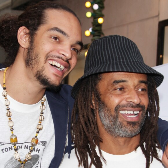 Yannick Noah et son fils Joakim à Paris le 1er juin 2010.