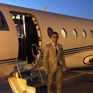 Cristiano Ronaldo pose devant son jet privé sur Instagram.