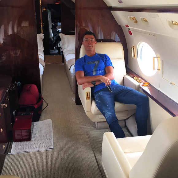 Cristiano Ronaldo pose dans son jet privé sur Instagram.