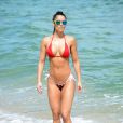 Exclusif - Anaïs Zanotti profite d'une belle journée ensoleillée sur la plage de Miami, le 29 septembre 2016.