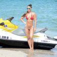 Exclusif - Anaïs Zanotti profite d'une belle journée ensoleillée sur la plage de Miami, le 29 septembre 2016.