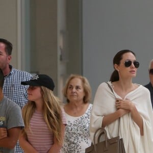 Exclusif - Angelina Jolie avec ses enfants Pax et Zahara dans le centre commercial Westfield à Los Angeles, le 14 août 2016. © CPA/Bestimage