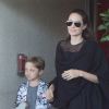 Angelina Jolie arrive à l'aéroport de Los Angeles avec ses fils Knox et Maddox en provenance de New York, le 20 juin 2016. Knox, qui tient la main de sa mère, porte une peluche requin.