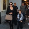 Angelina Jolie, ses enfants Knox et Maddox et son frère James Haven à la sortie du Broadway Theatre après avoir assisté à la représentation de la comédie musicale "Hamilton" à New York, le 19 juin 2016.
