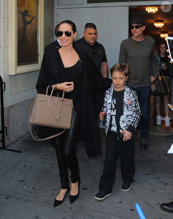 Angelina Jolie, ses enfants Knox et Maddox et son frère James Haven à la sortie du Broadway Theatre après avoir assisté à la représentation de la comédie musicale "Hamilton" à New York, le 19 juin 2016.