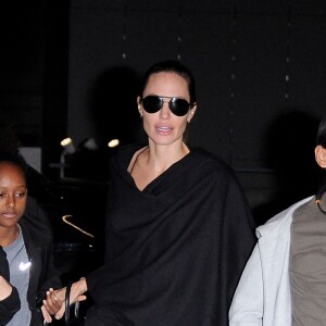 Angelina Jolie arrive avec ses enfants Pax, Shiloh et Zahara à l'aéroport de LAX à Los Angeles pour prendre l’avion, le 7 mars 2016
