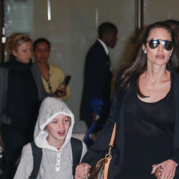 Angelina Jolie arrive avec ses enfants Pax, Shiloh et Zahara à L'aéroport de LAX à Los Angeles. La famille est de retour du Cambodge où ils ont passé 3 mois pour le tournage du film documentaire 'First They Killed My Father’ ('D'abord ils ont tué mon père') réalisé par Angelina Jolie. Le 2 mars 2016 s