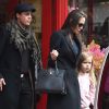Semi-exclusif - Brad Pitt, sa femme Angelina Jolie et leurs filles Vivienne et Zahara quittent un magasin de jouets à Londres le 12 mars 2016.