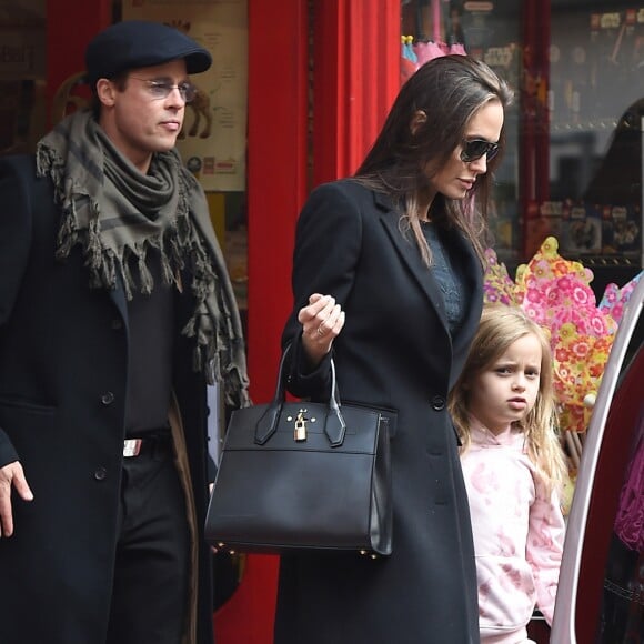 Semi-exclusif - Brad Pitt, sa femme Angelina Jolie et leurs filles Vivienne et Zahara quittent un magasin de jouets à Londres le 12 mars 2016.