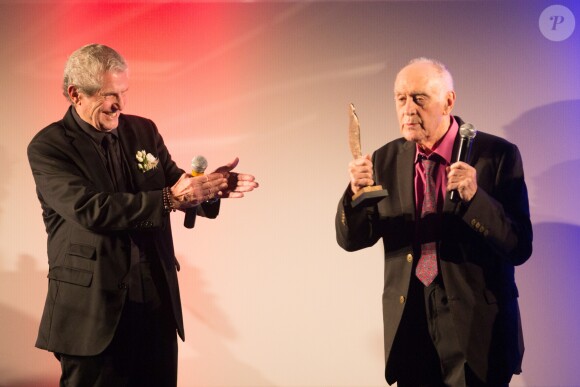 Claude Lelouch remet le Hitchcock d'Honneur à Rémy Julienne lors de la cérémonie de clôture du 27ème Festival du film britannique de Dinard, le 1er octobre 2016