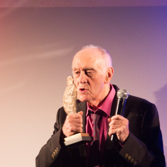 Claude Lelouch remet le Hitchcock d'Honneur à Rémy Julienne lors de la cérémonie de clôture du 27ème Festival du film britannique de Dinard, le 1er octobre 2016