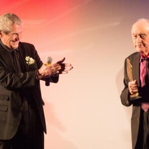 Claude Lelouch remet le Hitchcock d'Honneur à Rémy Julienne lors de la cérémonie de clôture du 27ème Festival du film britannique de Dinard, le 1er octobre 2016