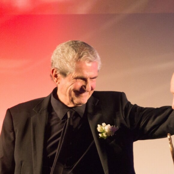 Claude Lelouch remet le Hitchcock d'Honneur à Rémy Julienne lors de la cérémonie de clôture du 27ème Festival du film britannique de Dinard, le 1er octobre 2016