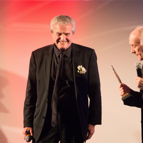Claude Lelouch remet le Hitchcock d'Honneur à Rémy Julienne lors de la cérémonie de clôture du 27ème Festival du film britannique de Dinard, le 1er octobre 2016