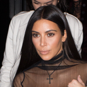 Kim Kardashian et Kendall Jenner sortant de la fête d'anniversaire de Mario Dedivanovic, maquilleur de Kim Kardashian au restaurant Kinu à Paris, le 1er octobre 2016. Kim Kardashian porte une tenue très transparente et sexy ainsi q'une croix autour du cou.