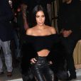 Kim Kardashian sort avec sa sa soeur Kourtney Kardashian et des amies du restaurant Le Costes à Paris, le 30 septembre 2016. © Cyril Moreau/Bestimage