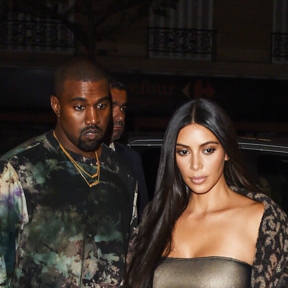 Kim Kardashian et Kanye West à la sortie du défilé "Off White" lors de la Fashion Week de Paris, le 29 septembre 2016.