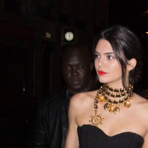 Kendall Jenner à la sortie du Peninsula Hôtel à Paris le 3 octobre 2016