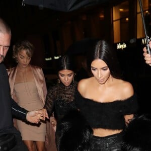 Kim et Kourtney Kardashian quittent le Ritz avec Jasmine Sanders pour se rendre à l'hôtel Costes sous la pluie à Paris le 30 septembre 2016.