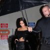 Kim et Kourtney Kardashian quittent le Ritz avec Jasmine Sanders pour se rendre à l'hôtel Costes sous la pluie à Paris le 30 septembre 2016.