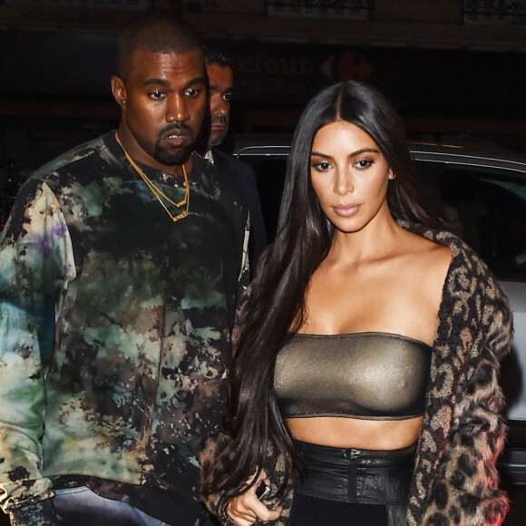 Kim Kardashian et Kanye West à la sortie du défilé "Off White" lors de la Fashion Week de Paris, le 29 septembre 2016.