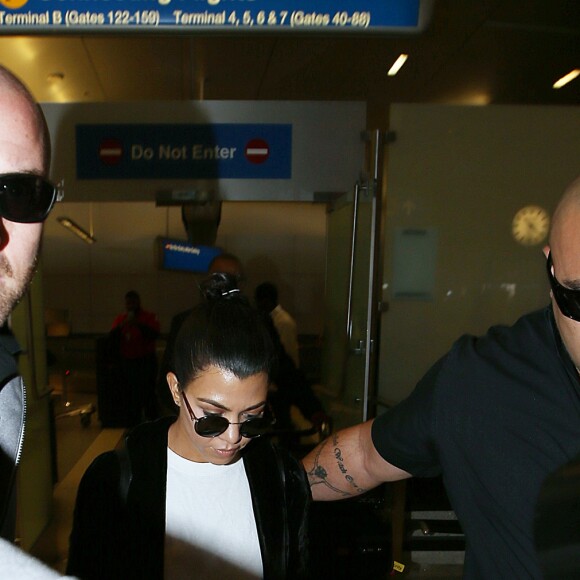Kourtney Kardashian arrive avec deux gardes du corps à l'aéroport LAX de Los Angeles, Californie, Etats-Unis, le 3 octobre 2016.