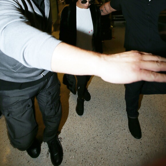 Kourtney Kardashian arrive avec deux gardes du corps à l'aéroport LAX de Los Angeles, Californie, Etats-Unis, le 3 octobre 2016.