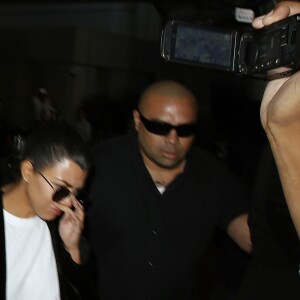 Kourtney Kardashian arrive avec deux gardes du corps à l'aéroport LAX de Los Angeles, Californie, Etats-Unis, le 3 octobre 2016.