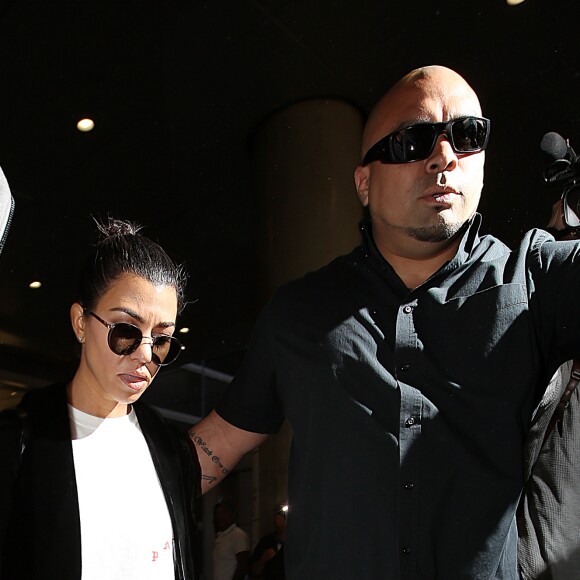 Kourtney Kardashian arrive avec deux gardes du corps à l'aéroport LAX de Los Angeles, Californie, Etats-Unis, le 3 octobre 2016.