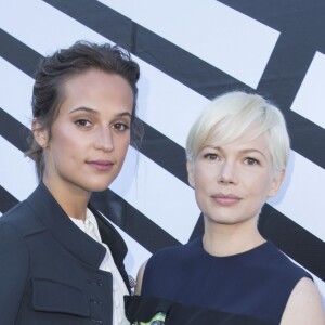 Alicia Vikander et Michelle Williams - Photocall au défilé de mode "Louis Vuitton" collection prêt-à-porter Printemps-Eté 2017 lors de la Fashion Week de Paris, place Vendôme, à Paris, France, le 5 octobre 2016. © Olivier Borde/Bestimage Celebs attending the Louis Vuitton show as part of the Paris Fashion Week Womenswear Spring/Summer 2017 at Vendome place, in Paris, France on October 5, 2016.05/10/2016 -